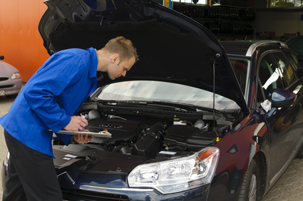 PKW Bewertung - auto automechaniker autoreparatur autowerkstatt azubi beruf check checken checkliste felge handwerk hauptuntersuchung kfz mechaniker mechatronik meister motor motorhaube männerberuf prüfer reifen techniker tüv wartung werkstatt ölkontrolle ölmessstab ölstab überprüfen.