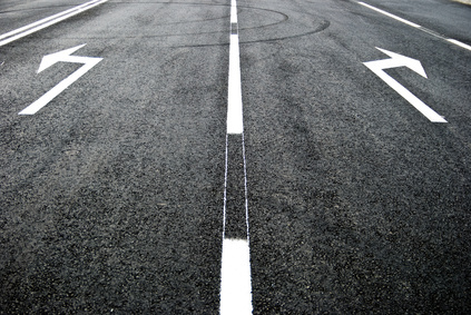 Kostenlose Routenplanung - abenteuer ausflug autobahn automovil autoverkehr beton bewegung blickwinkel double o arch fahren führung gelb gleis grossstadtherbst grunge heading highway kurve landen landschaft linear linie malen mehrfach network pewter pfeil reise reisen reiseziel richtungen rounded schmale flügel schwarz stadt strassencafe straße straßen symbol transport week overview weiß zeichen.