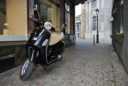 Motorroller Vespa - beige gasse gebäude italien italiänisch juwelier kopfsteinpflaster laterne ledersattel moped motorroller pflaster roller rückspiegel scheinwerfer schmuckgeschäft schwarz scooter seitenständer sommer sommerfeeling spiegel straßenlaterne urlaub vespa.