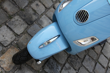 Vespa Gebrauchtmarkt - 50er jahre 60er jahre 70er jahre 80er jahre 90er jahre benzin blau blaue vespa blinker diesel fahrzeug gummi kleinmotorrad kotflügel kult mod modern mods moped motorrad motorroller pflastersteine popper reifen retro roller scooter steine stil transport treibstoff verkehr vespa vesparoller vintage öl.