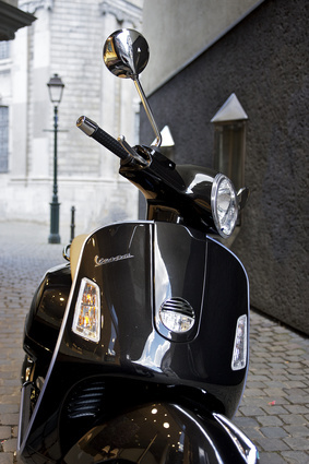 Vespa Online - beige gasse gebäude italien italiänisch kopfsteinpflaster laterne ledersattel moped motorroller pflaster roller rückspiegel scheinwerfer schwarz scooter seitenständer sommer sommerfeeling spiegel straßenlaterne urlaub vespa.