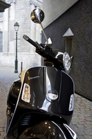 Vespa Vertragshändler - Aprila im Shop - beige gasse gebäude italien italiänisch kopfsteinpflaster laterne ledersattel moped motorroller pflaster roller rückspiegel scheinwerfer schwarz scooter seitenständer sommer sommerfeeling spiegel straßenlaterne urlaub vespa.