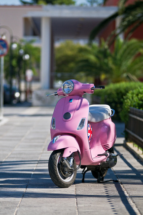 Vespa Pink - bike buschstaben bürgersteig classic draußen entwerfen european fahne front gehsteig grossstadtherbst grün italienisch essen jahrgang moped motorbike parked rad retro roller rosa stadt stil straße transport vehicle.