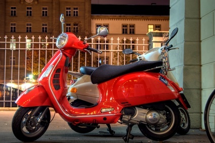 Moped Roller - ausflug fahren führerschein geparkt hdr helmpflicht kennzeichen kleinkraftrad krad leichtkraftrad lenker mofa mokick moped motorisiert motorrad motorroller parken piaggio reifen roller rot scooter sitzbank variomatik versicherung vespa zweirad zweitakter.