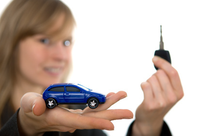 MIetwagen mieten - 18 jahre auto autokauf autoschlüssel begeistert bestanden blond darlehen erfolg erwachsen fahren fahrerlaubnis fahrprüfung fahrschule finanzierung frau freude fröhlich führerschein geschenk glücklich kauf kaufen lachen lachend mietwagen mädchen neuwagen planen prüfung schlüssel staunen strahlend teenager vorfreude zufrieden zukunft.