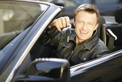 Mietwagen günstig - auto blond business cabrio edel einladen einpacken entspannt erfolg erholen erholung fahren fahrer fashion freizeit geschäfts hoch junge junger lederjacke mann mietwagen männlich nobel offen packen reich schlüssel schwarz sitzen stadt termin unterwegs öffnen.