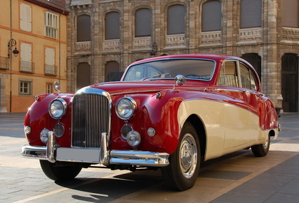 Die passende Kfz Versicherung für Oldtimer - alt arretieren automovil autos chrome classic driving elegant fahren luxuriös nostalgia oldtimer personenwagen rot transporters traum.