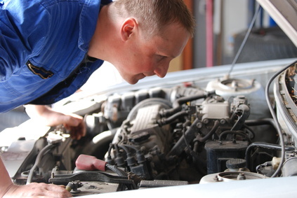 Autoschätzung durch versierte Sachverständige - arbeit arbeiten arbeiter auto autohaube automechaniker autoreparatur autotechnik autounfall autowartung autowerkstatt dienstleistungen elektronik garage garagen geöffnet handwerk handwerker haube instandhaltung kfz kfz-mechaniker kontrollieren konzentration konzentrieren mann mechaniker monteur motor motorhaube männlich offen personenwagen prüfen prüfung reparatur reparieren service sicherheit technik techniker technologie test tüv unfall wartung werkshalle werkstatt ölwechsel überprüfen.