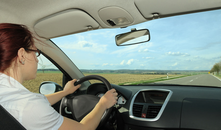 Klimaanlagen erhöhen die Sicherheit - auto autofahren automobil automobilität autovermietung carsharing caucasian europa fahren fahrer fahrerin fahrerlaubnis fahrschule fahrtwind fahrzeugführer fahrzeuglenker frau führerschein kfz land landstraße leihwagen lenken ländlich mietwagen mobil mobilität person provinz reisen rückspiegel steuern strasse verkehr.