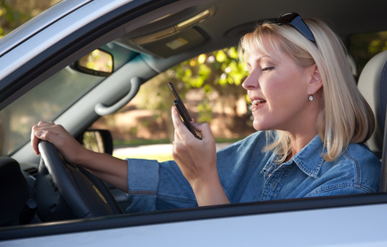 Textnachrichten sind immer häufiger Unfallursache - Handy am Steue, autofahren, unachtsam, sms schreiben.