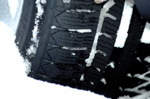 Winterreifenzeit - auto autos dezember draußen einfrieren eingeschneit eis frost gefroren geländewagen glass highway himmel jahreszeit jahreszeitlich january jeep kalt klima kühl offraod outdoor reifen sport utility vehicle strasse straße suv transport verschneit weiße wetter wheels winter.