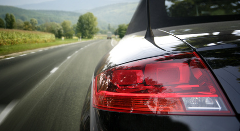 Deutsche Autos weltweit beliebt - audi automovil autos autoverkehr besinnung close-up closeup details deutschland elegant entwerfen fahren german highway hintergrund konzept leuchtfeuer licht luxury personenwagen rad render rennsitze rot schnell schwarz show sportverdeck stil straße straßen tire transport traum unterstützen vehicle verwischen wohlstand.