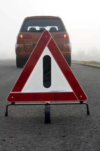 Spaß am Auto mit dem richtigen Zubehör - Warndreick, Unfall, Straße, Auto.