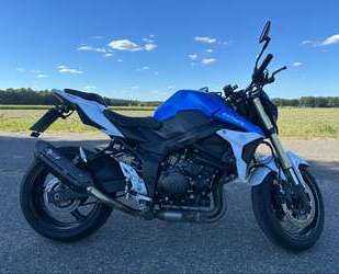 Suzuki GSR 750 