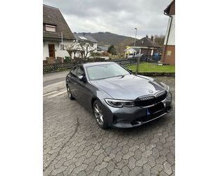 BMW BMW 330i *Panorama*HUD*Standheizung*vieles mehr Gebrauchtwagen