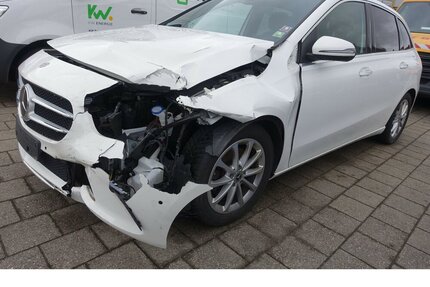 Mercedes-Benz B 220 d Edition 2021 AMG Line Pano Kamera PDC Gebrauchtwagen