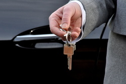 Kfz Versicherungen beim Neuwagenkauf vergleichen - abgeben anbieten anfang auto beginn besitz business eigentum firmenwagen flexiebel frau geschenk geschäftsfrau geschäftsreise geschäftswagen gewinn gründung hand kauf leihen leihwagen luxus macht miete mieten mietwagen mobil mobilität pfand pfänden planung preis präsent schenken schlüssel schlüsselbund service start symbol unternehmen unternehmung vergeben verkaufen vermieten verschenken verzicht wohlstand zugang übergeben überlassen.