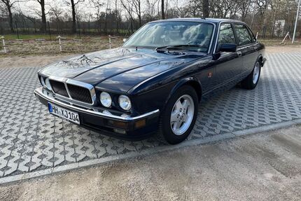 Jaguar XJ40 