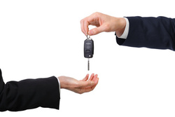 Nie sofort das erste Kreditangebot annehmen - anzug arme aushändigen ausliefern auto autokauf automobil autoschlüssel autoverkauf autovermietung fahrzeug fahrzeugschlüssel fahrzeugübergabe freigestellt geben gebrauchtwagen geschäft geschäftlich geschäftsleute halten hand hintergrund hände isoliert kaufen kfz käufer leasen leasing mieten mietfahrzeug männlich nehmen personenwagen präsentieren reichen schlüssel verkäufer vermieten weiblich weiß zeigen zeigt zündschlüssel übergeben überreichen.