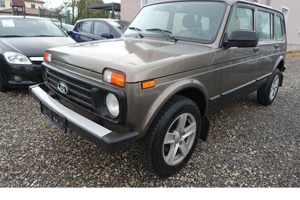 Lada Niva Legend 4x4 1,7 Klima Sitzheizung 5-Sitzer Gebrauchtwagen