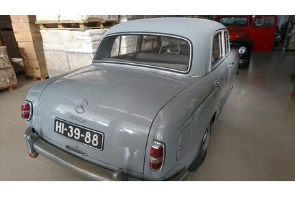 Mercedes-Benz 220S 