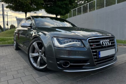 Audi S8 