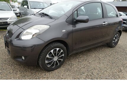 Toyota Yaris Life 8-fach bereift Bremsen neu Gebrauchtwagen