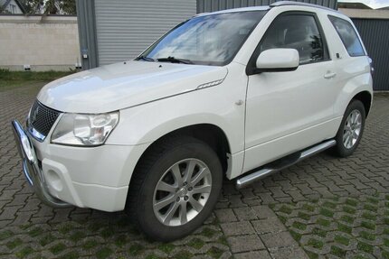 Suzuki Grand Vitara 1.6 Black and White 
