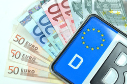 Kfz-Versicherung vergleichen - anmeldung auto autoversicherung euroscheine fahrzeugkosten fahrzeugsteuer kennzeichen kfz kfz-steuer kfz-versicherung kosten mobilität steuer straßenverkehrsamt verkehr versicherung.